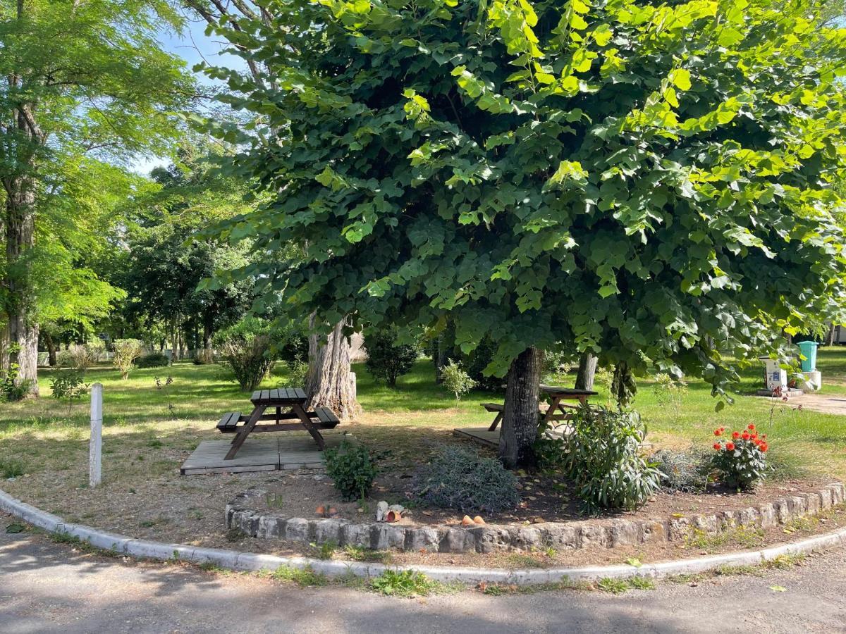 Camping Les Portes De Sancerre Saint-Satur Bagian luar foto
